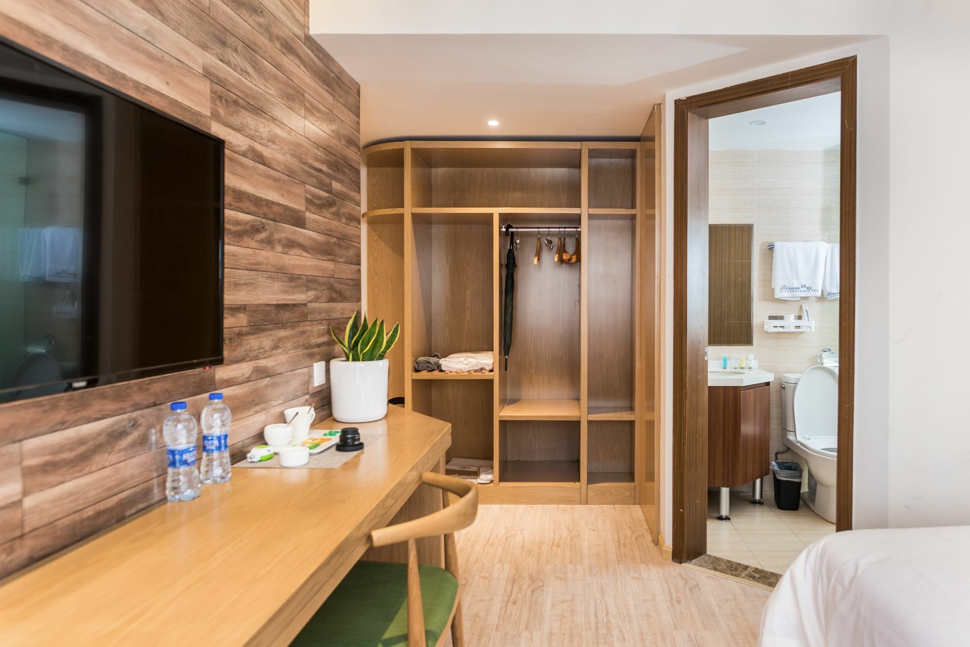 Blossom Play&Design Hotel Куньмин Экстерьер фото